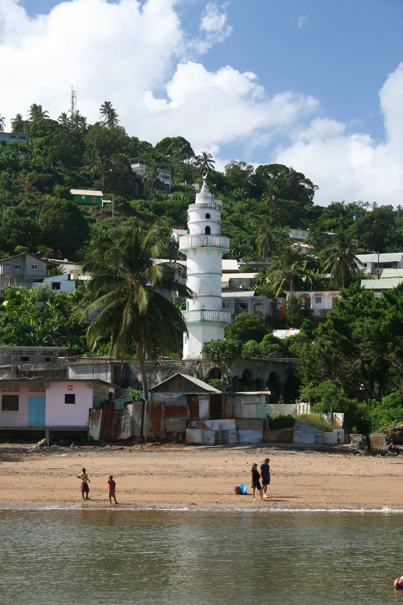 Village de Mayotte et minaret de sa mosquée vus depuis la mer