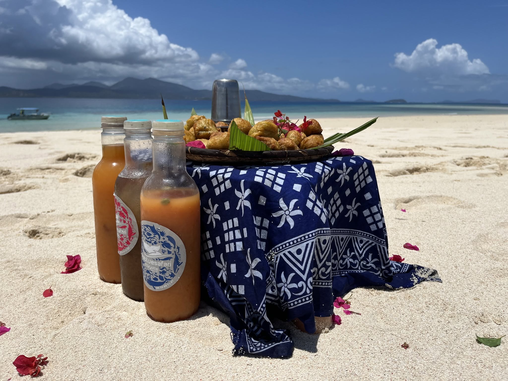 Table dressée et déjeuner aux saveurs de l'océan Indien face au lagon