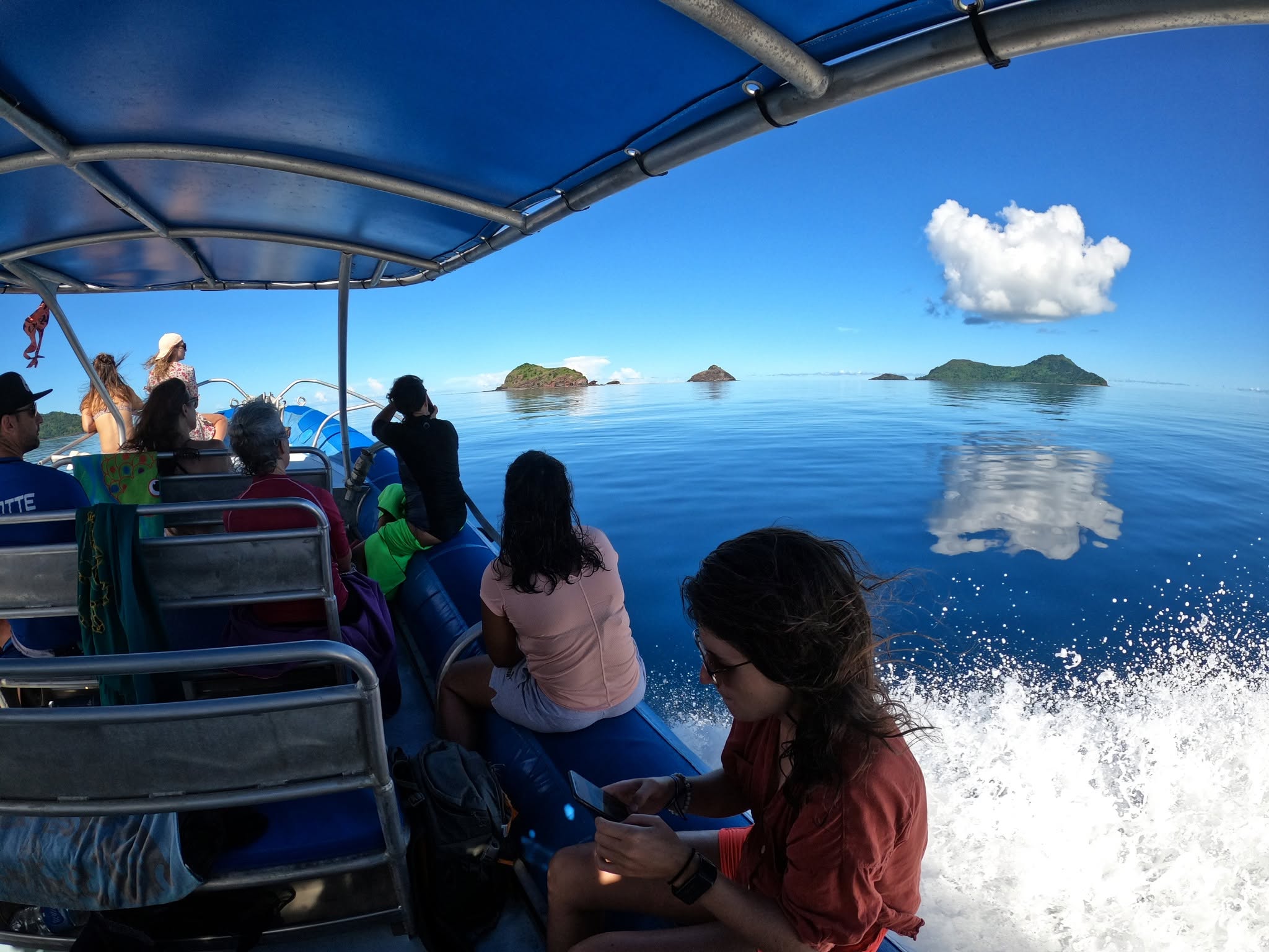 Passagers à bord pendant la navigation, îlots à l'horizon