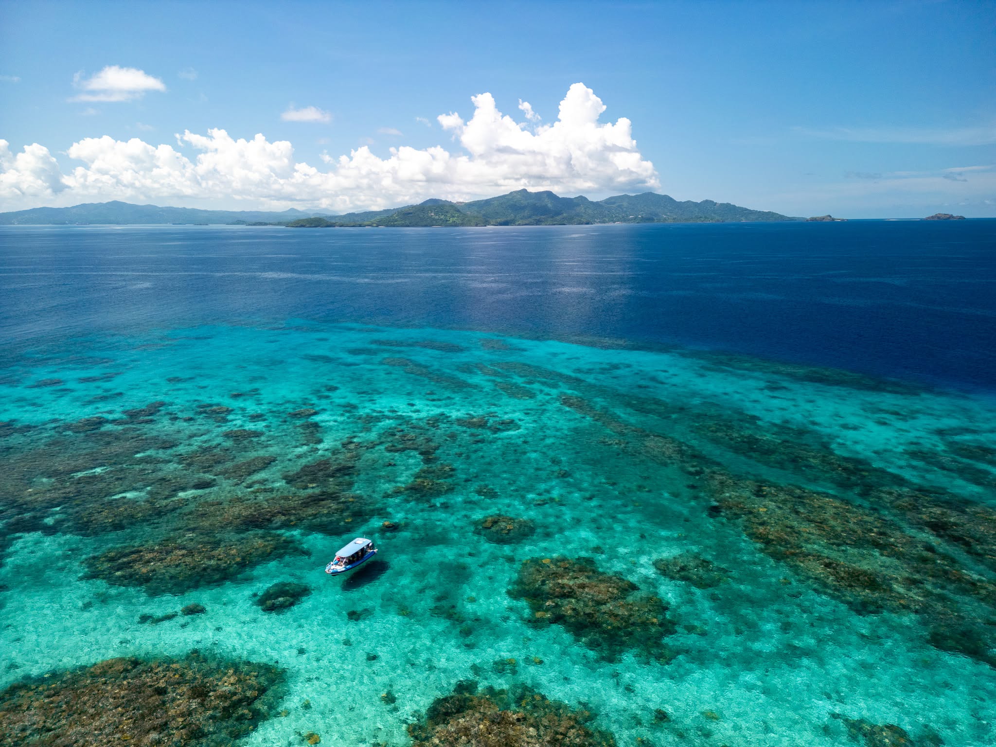 Bateau Sea Blue au mouillage au-dessus du récif, dans le lagon de Mayotte
