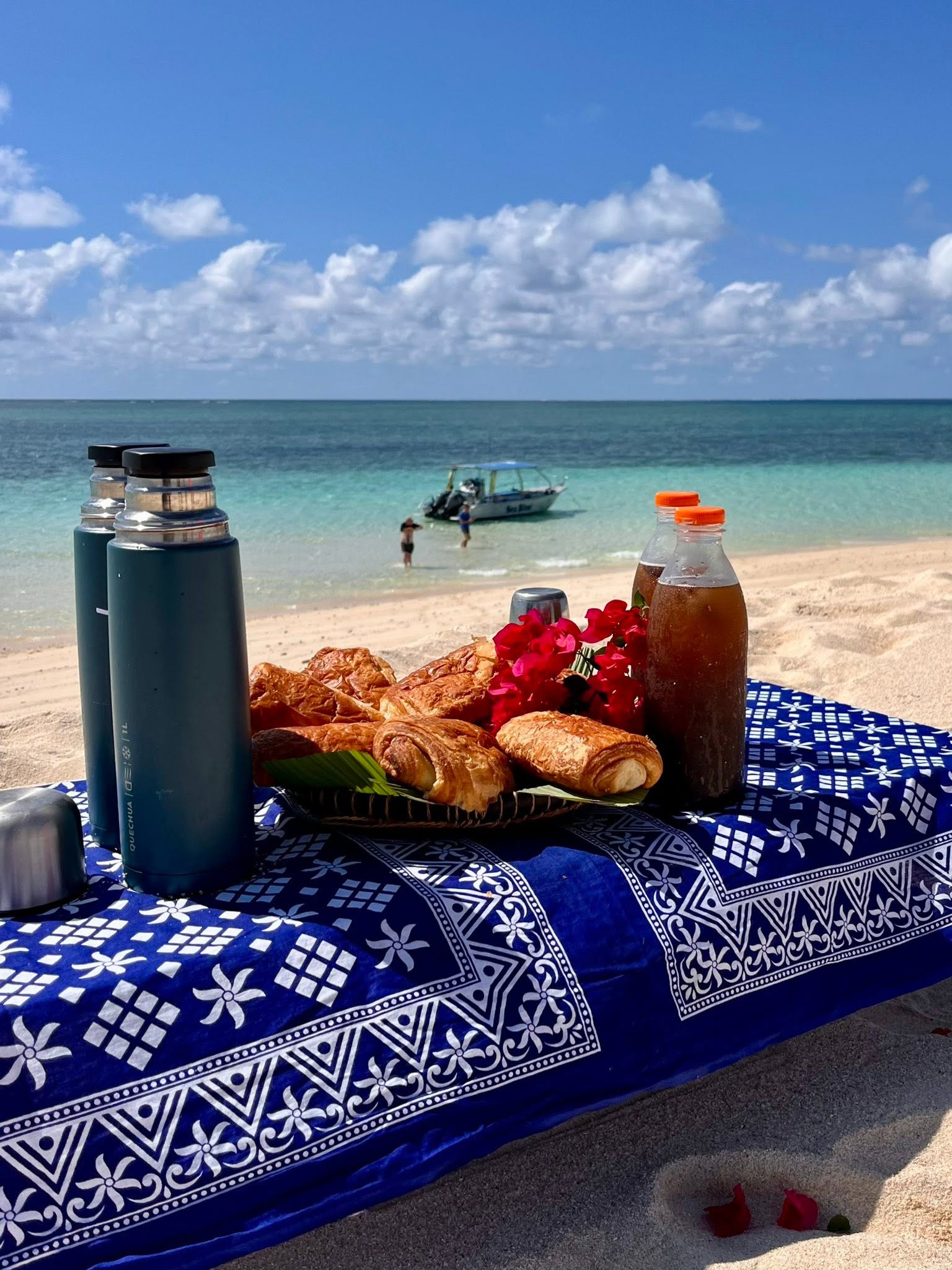 Repas et présentations servis à bord d'un bateau Sea Blue Safari