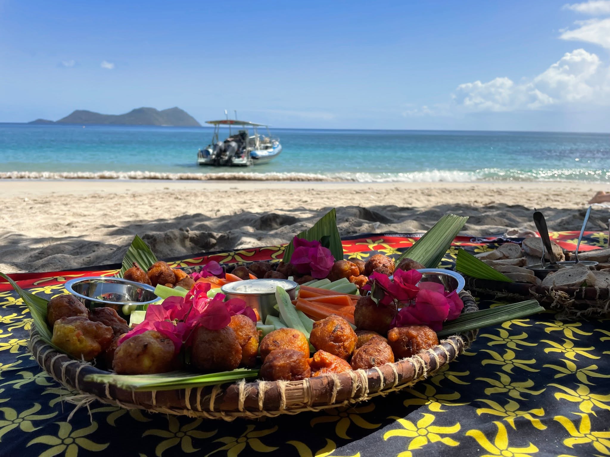 Repas et présentations servis à bord d'un bateau Sea Blue Safari