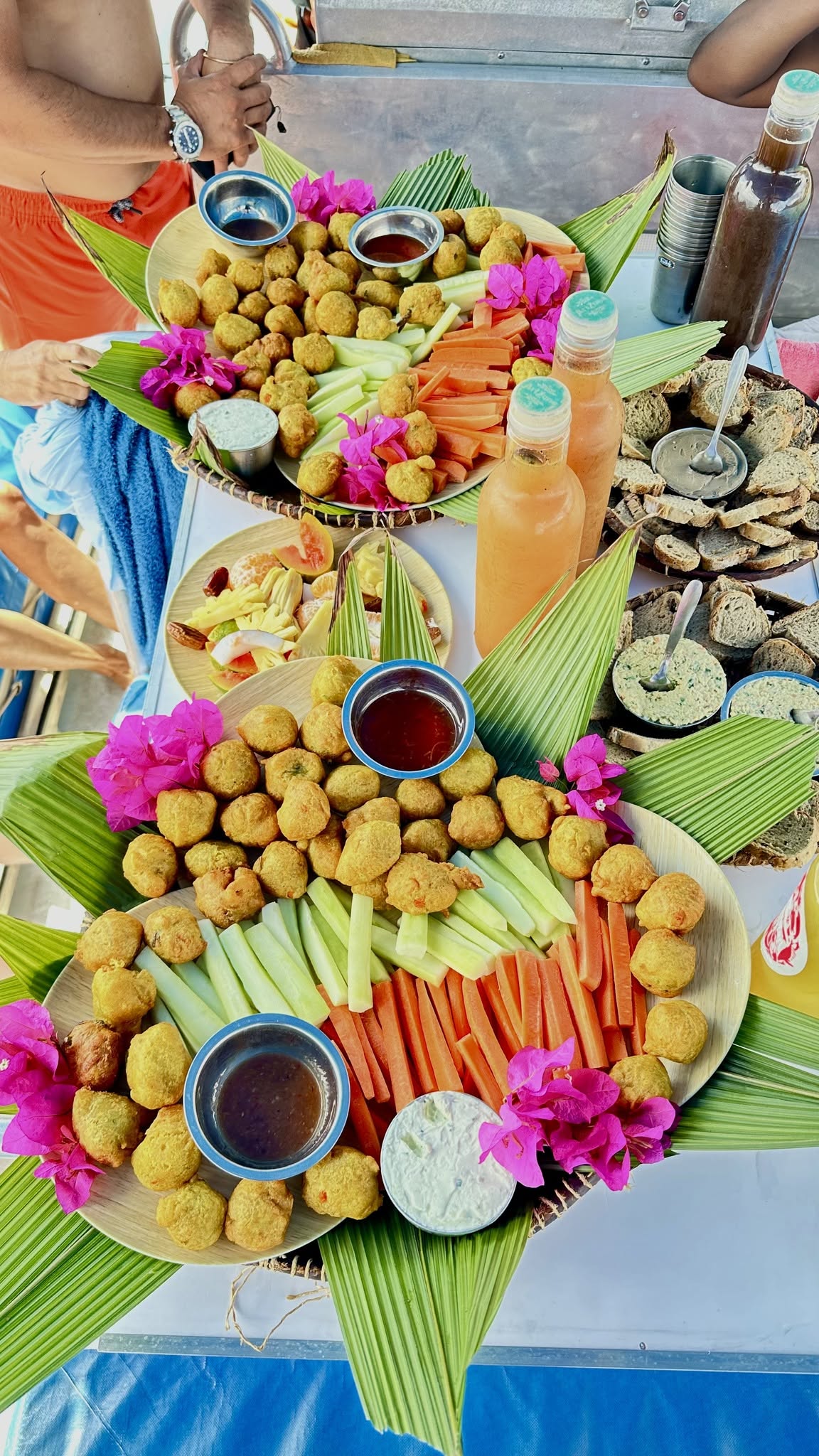 Repas et présentations servis à bord d'un bateau Sea Blue Safari