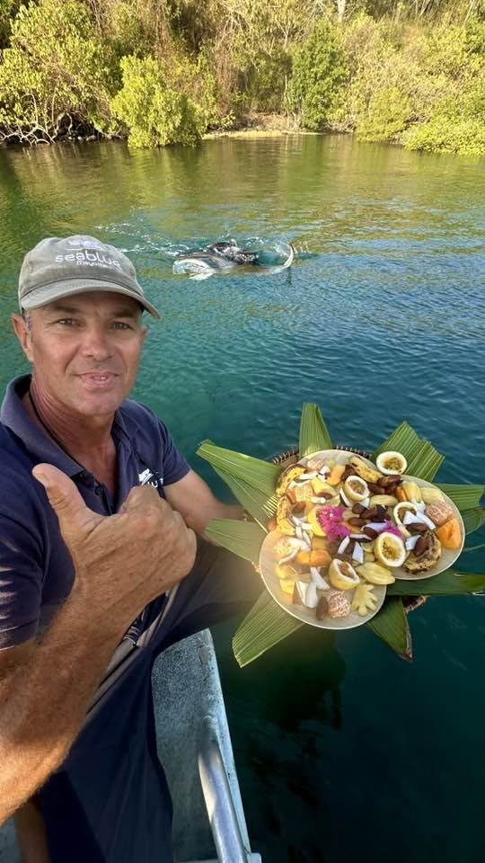 L'équipe Sea Blue Safari en cuisine, préparation des repas servis à bord